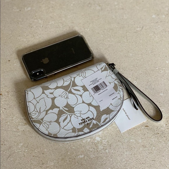 🔥FINAL SALE🔥 Kate Spade Wristlet - Picture 3 of 3